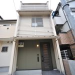 アルミ格子を小間返しで取り付けた外観