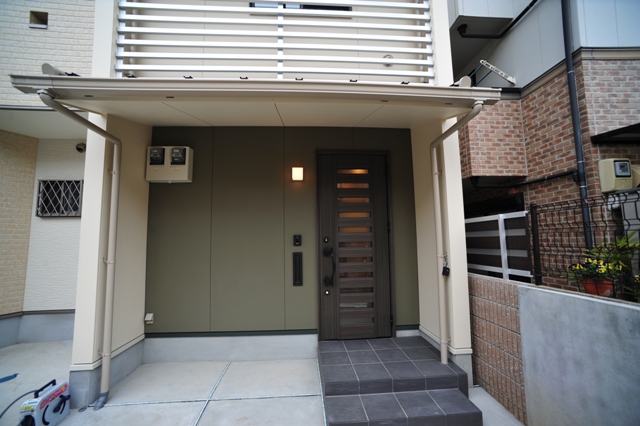 和風モダンの外観・京都市の景観条例に合わせて玄関庇を取り付け