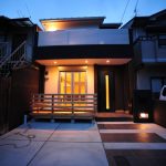 ライトアップされた夜間の注文住宅