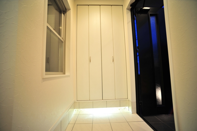 玄関ホール　創り付け収納下の間接照明は 夜間の足元を照らしてくれます