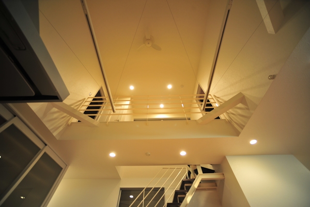 LDK上部の吹き抜け、2階の部屋を繋ぐ渡り廊下 昇降機付シーリングファンも