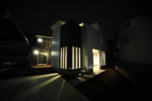 デザインファースト一級建築事務所,工務店の注文住宅 モダン住宅！埼玉県朝霞市の吹き抜けのある家！