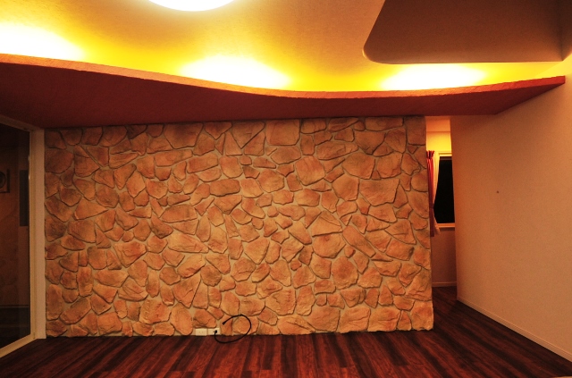 石張りの壁・下がり天井には間接照明