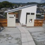 道路に面した1階には玄関ホールのみの傾斜地