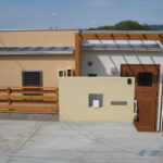 傾斜地に建つ家の外観