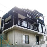 コンクリート打ちっ放しと黒塗りの外観