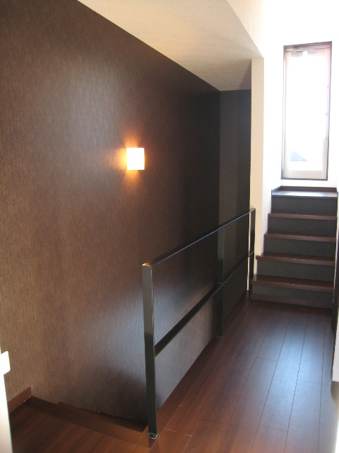 ２階ホール、ルーフバルコニーへは階段を数段上がって