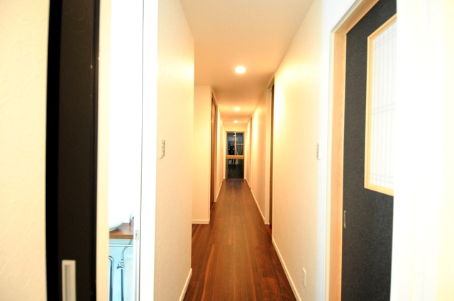 リビングより約10ｍの長い廊下に面して各お部屋を配置
