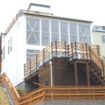 吹抜け部全面に大きな窓を連続して取り付け