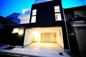 デザインファースト一級建築事務所,工務店の注文住宅 モダン住宅！京都市右京区の木造3階建ガレージハウス！
