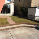 埼玉県さいたま市のガレージハウス・アプローチ庭にはサンルーム
