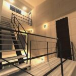 吹き抜けにはペントハウスに続くスリット階段