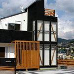 白い外壁に黒色のぬりかべくしひき仕上げ