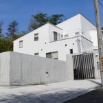 白ベースにシルバーのアルミ格子