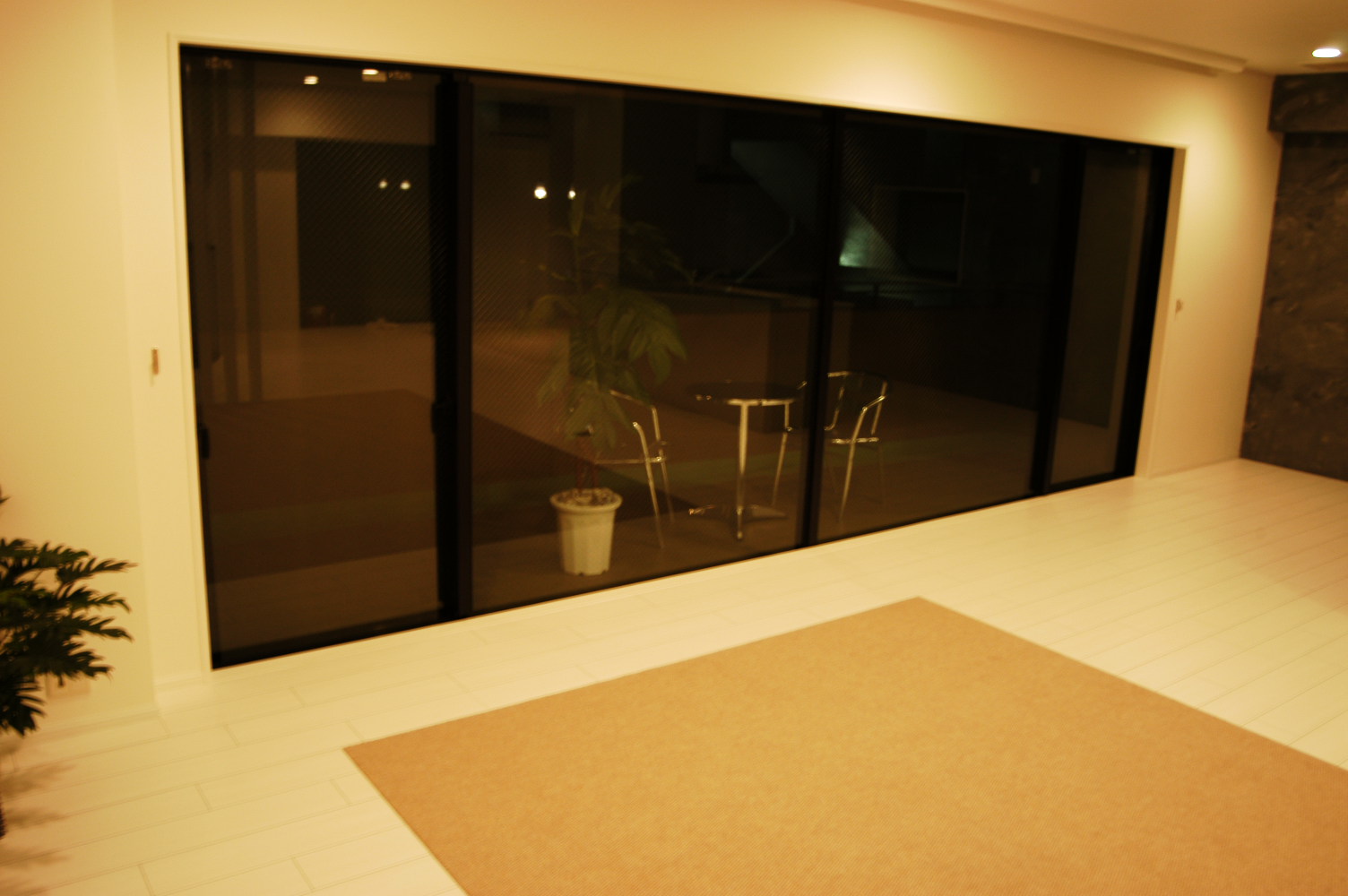 リビングの床はカーペット貼り、キッチンはタイル貼りにすることで空間に変化を