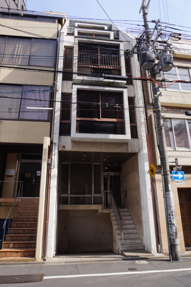 京都市烏丸・築50年のビルをリノベーション・古い外観・内装を一新