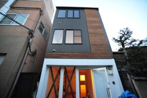 デザインファースト一級建築事務所,工務店の注文住宅 モダン住宅!京都市北区大将軍の狭小住宅!