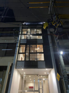 間もなく竣工致します!京都烏丸室町の古ビルリノベーション・京都の町並みに映える和モダンの外観・ホテルライフの家