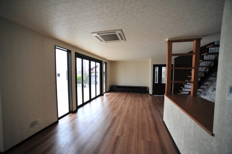 京都市北区・狭小住宅・2階リビング、勾配天井で吹抜け、防犯性の高い注文住宅