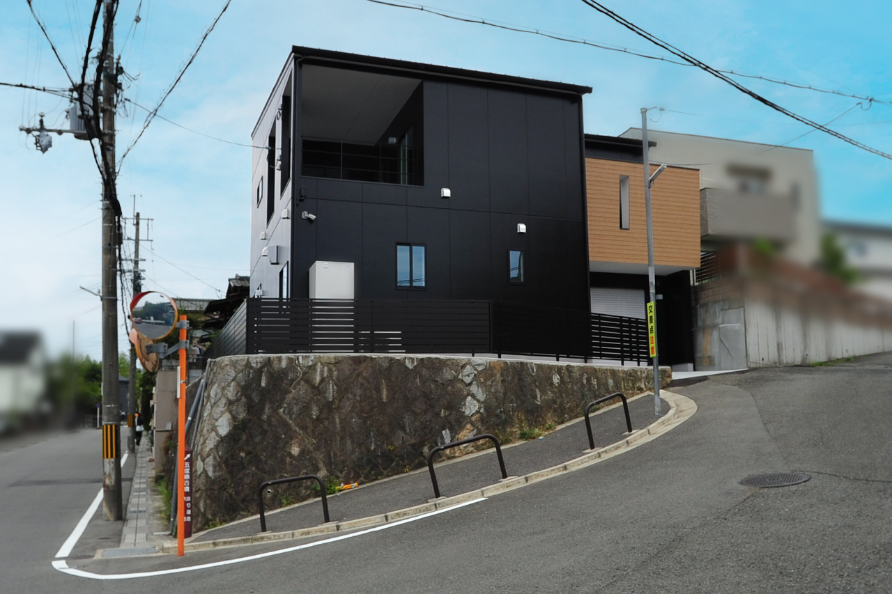 詳細不明の既存石積擁壁がある敷地に長期優良住宅・高性能ガレージハウス