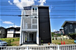 和モダン狭小住宅、木造３階建て外観