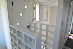 和モダン狭小住宅、木造３階建て廊下