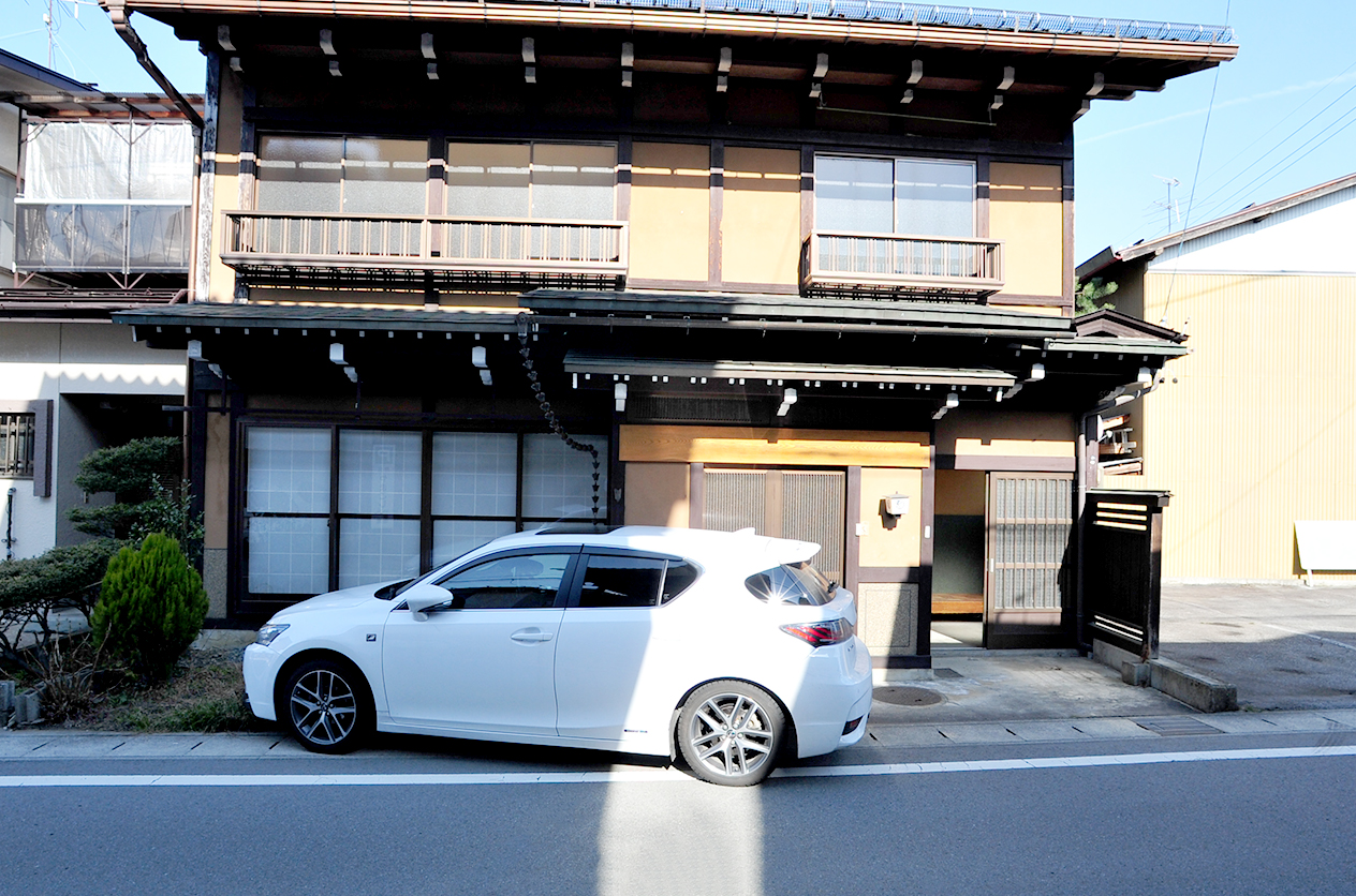 古家を露天風呂付き宿泊施設にリノベーション