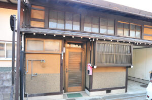 古家を露天風呂付き宿泊施設にリノベーション