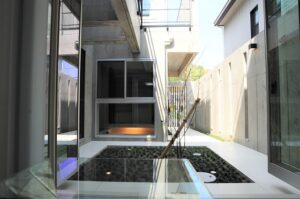 京都市北区の閑静な住宅街に屋上テラス、ジャグジーのあるコンクリート打放しの注文住宅