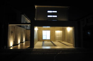 京都市北区の閑静な住宅街に屋上テラス、ジャグジーのあるコンクリート打放しの注文住宅