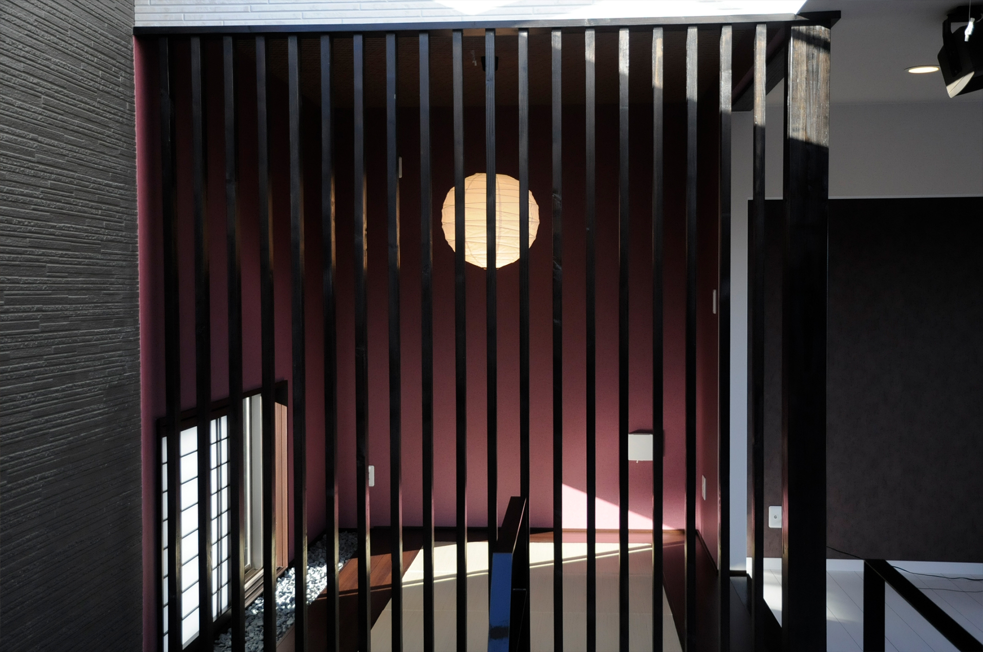 琵琶湖と暮らす——水と光が巡る、和モダンの邸宅・間仕切りを格子