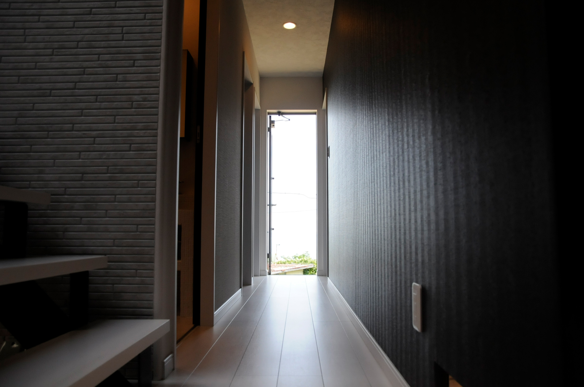 琵琶湖と暮らす——水と光が巡る、和モダンの邸宅・廊下正面に琵琶湖