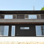 琵琶湖と暮らす——水と光が巡る、和モダンの邸宅,外観,傾斜地