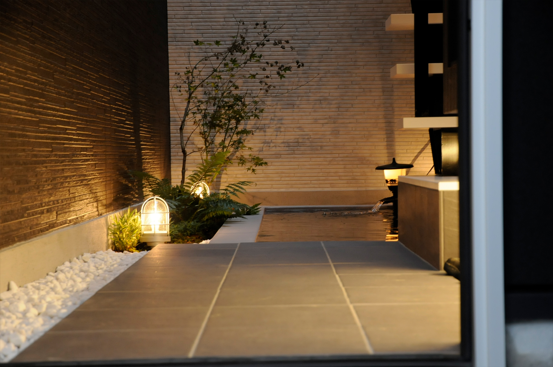 琵琶湖と暮らす——水と光が巡る、和モダンの邸宅・玄関アプローチには静かに水を湛える水盤を配し、訪れる人を穏やかに迎え入れます。