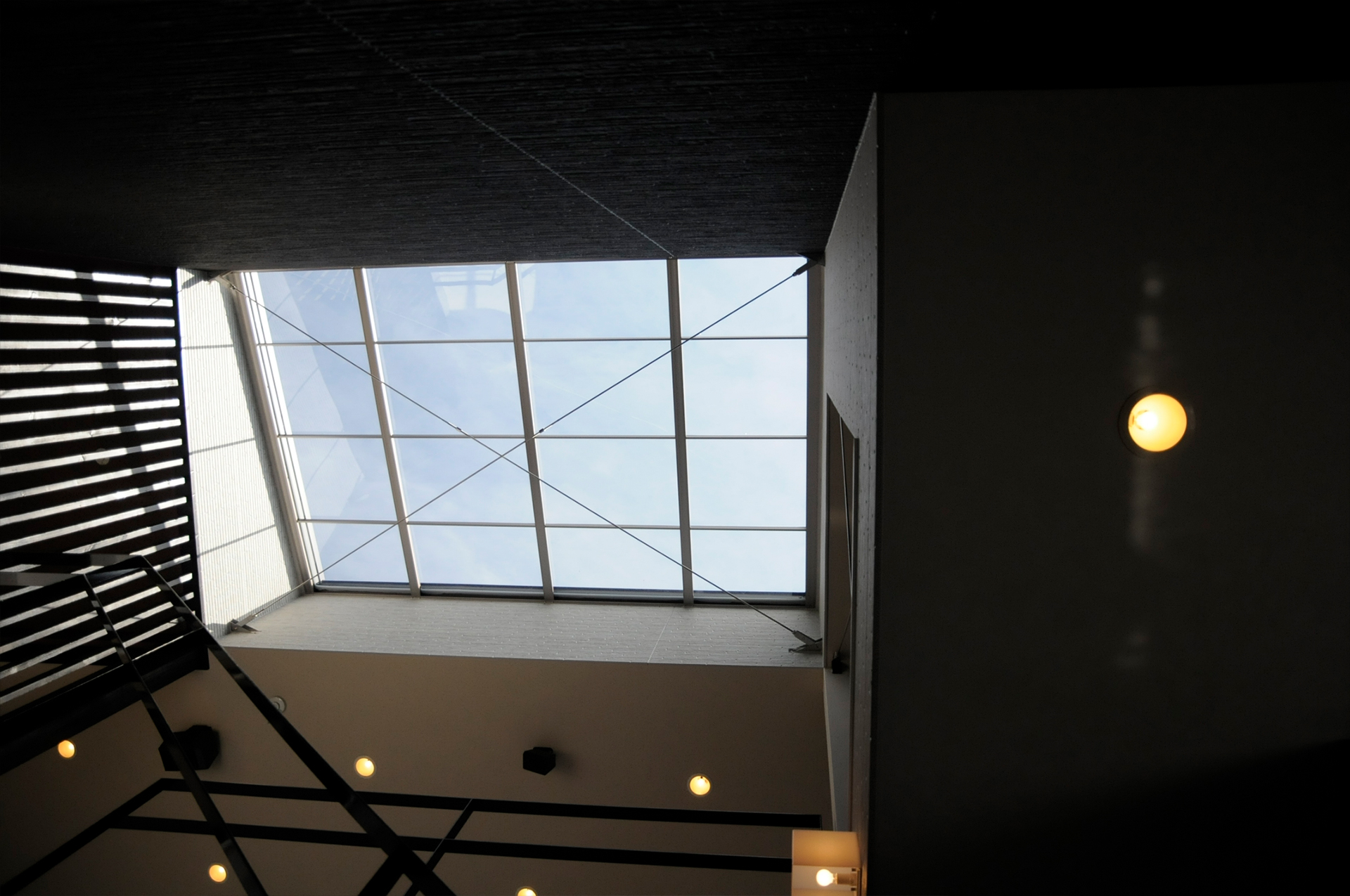 吹き抜け上部には特注の天窓を設け、柔らかな自然光がゆるやかに空間を包み込みます。