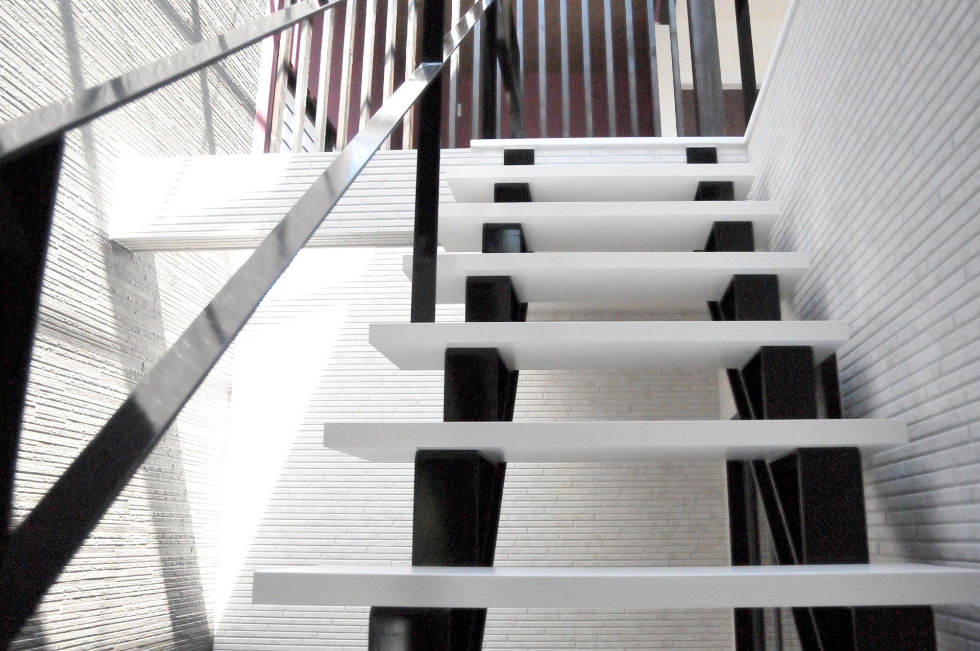 吹き抜け階段の下に配置され、屋内にいながらも自然の気配を感じられる設計。