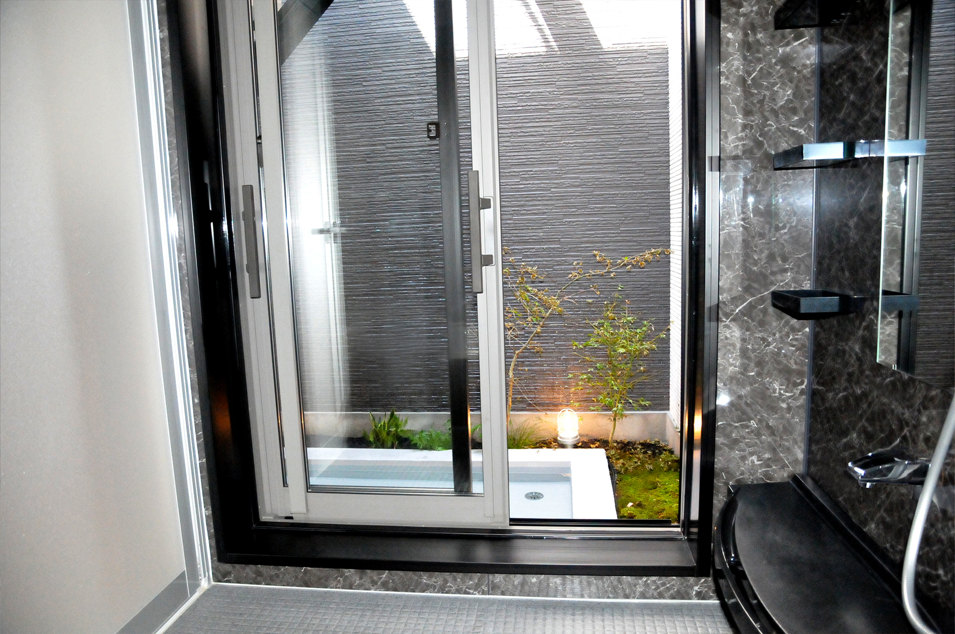 琵琶湖と暮らす——水と光が巡る、和モダンの邸宅・中庭に続くバスコート。