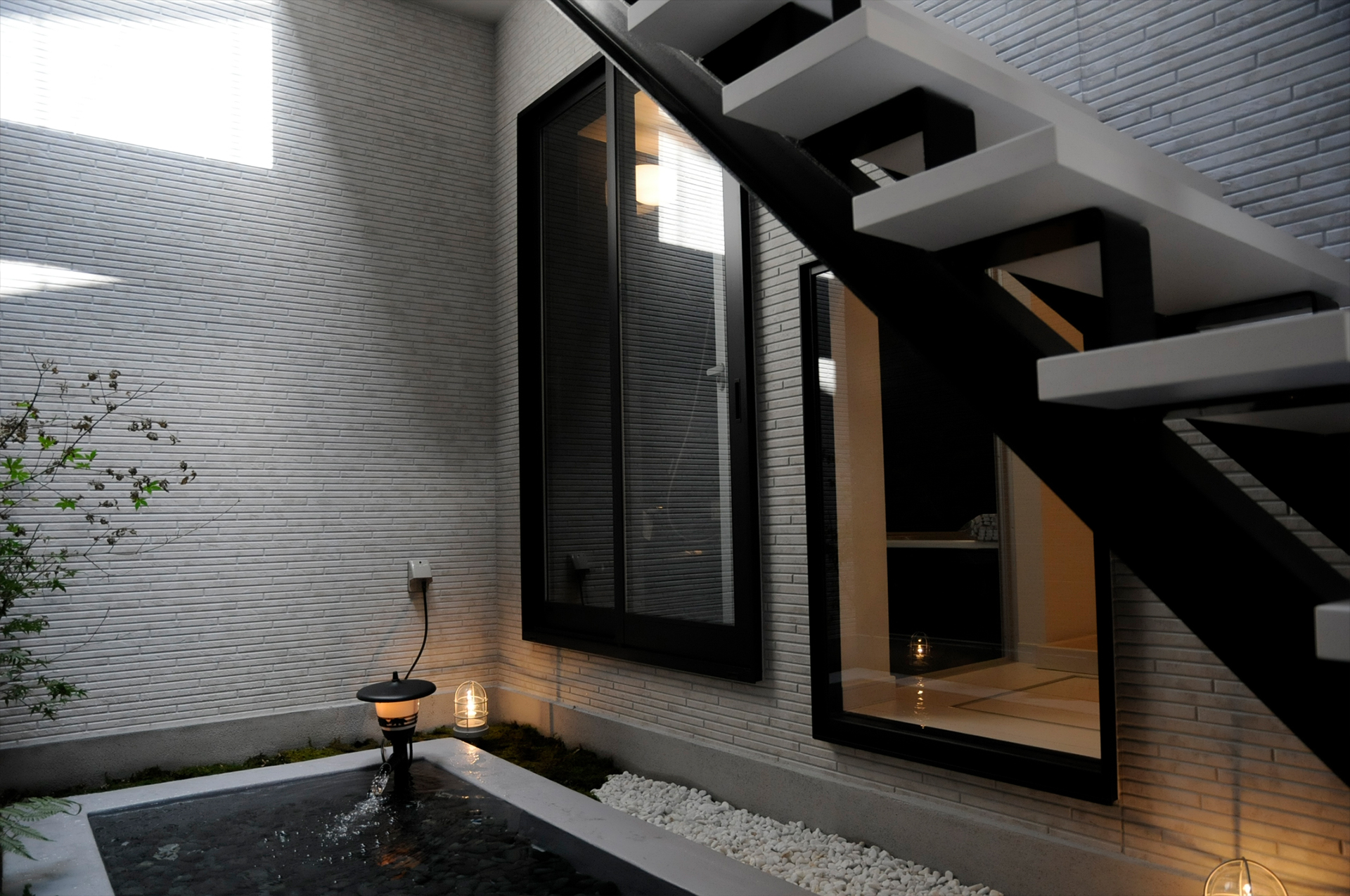 琵琶湖と暮らす——水と光が巡る、和モダンの邸宅・スチールと木材を組み合わせた階段は、上下階をつなぐだけでなく、空間に立体的な広がりと光の陰影をもたらします。