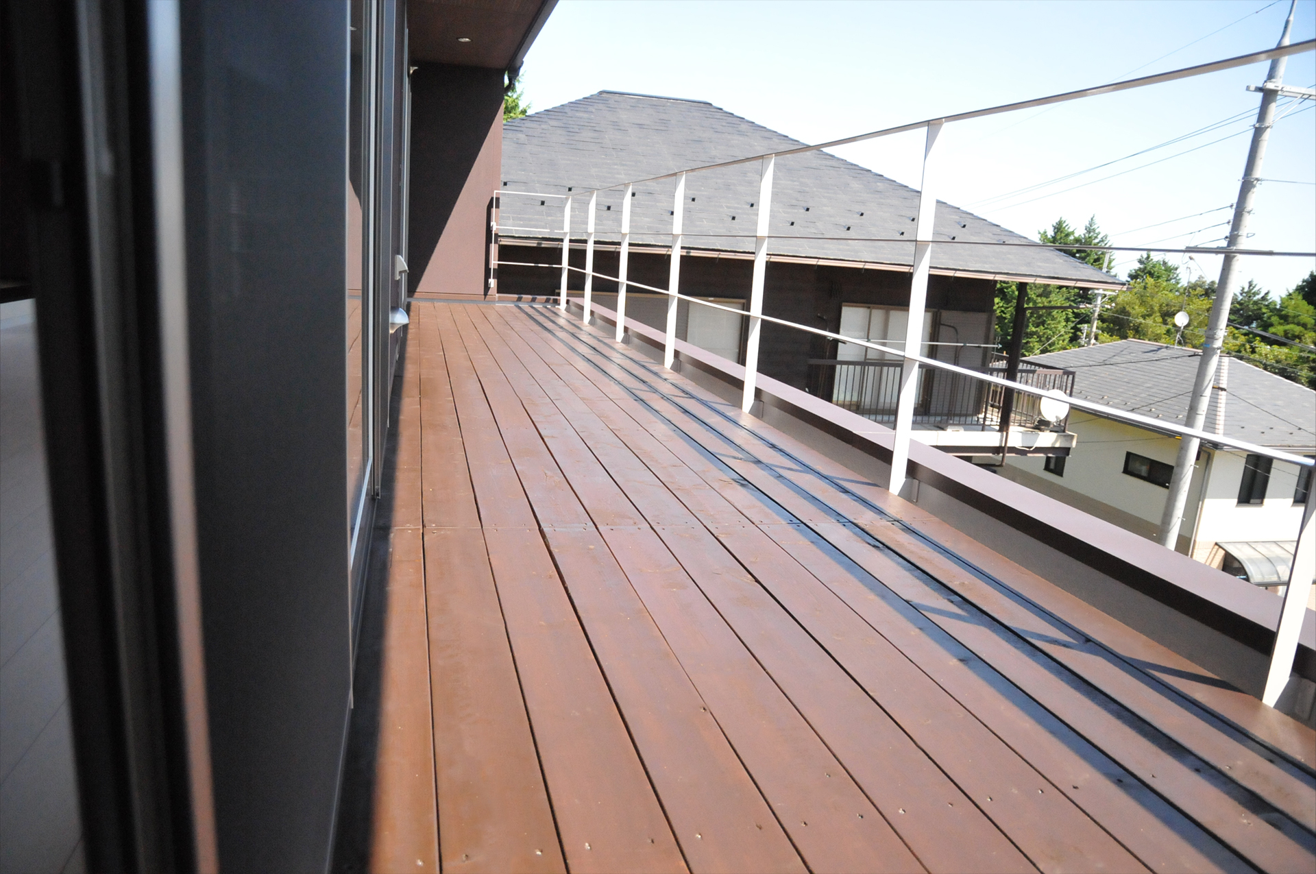 琵琶湖と暮らす——水と光が巡る、和モダンの邸宅・バルコニーデッキ