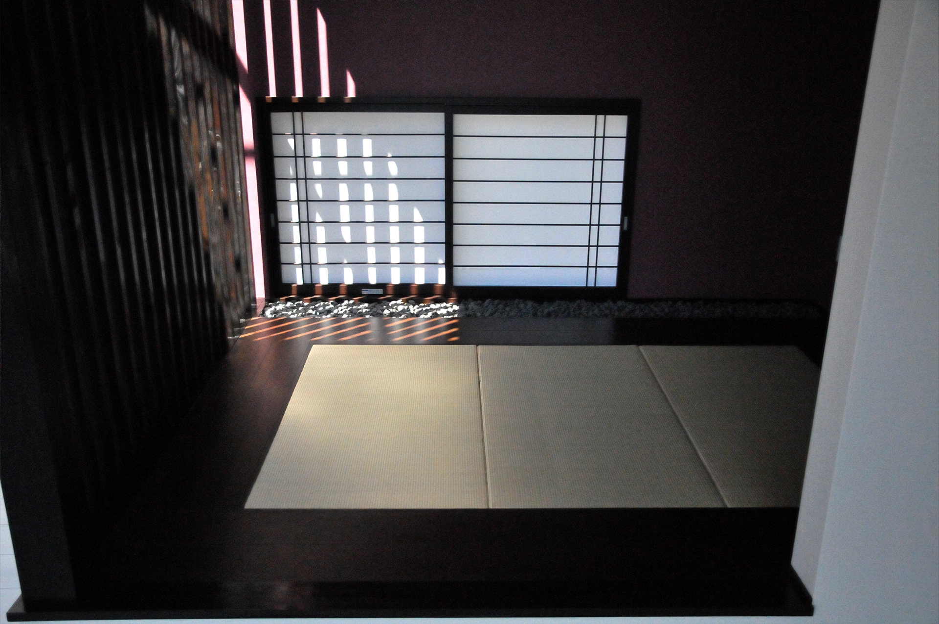 琵琶湖と暮らす——水と光が巡る、和モダンの邸宅・小上がりの和室