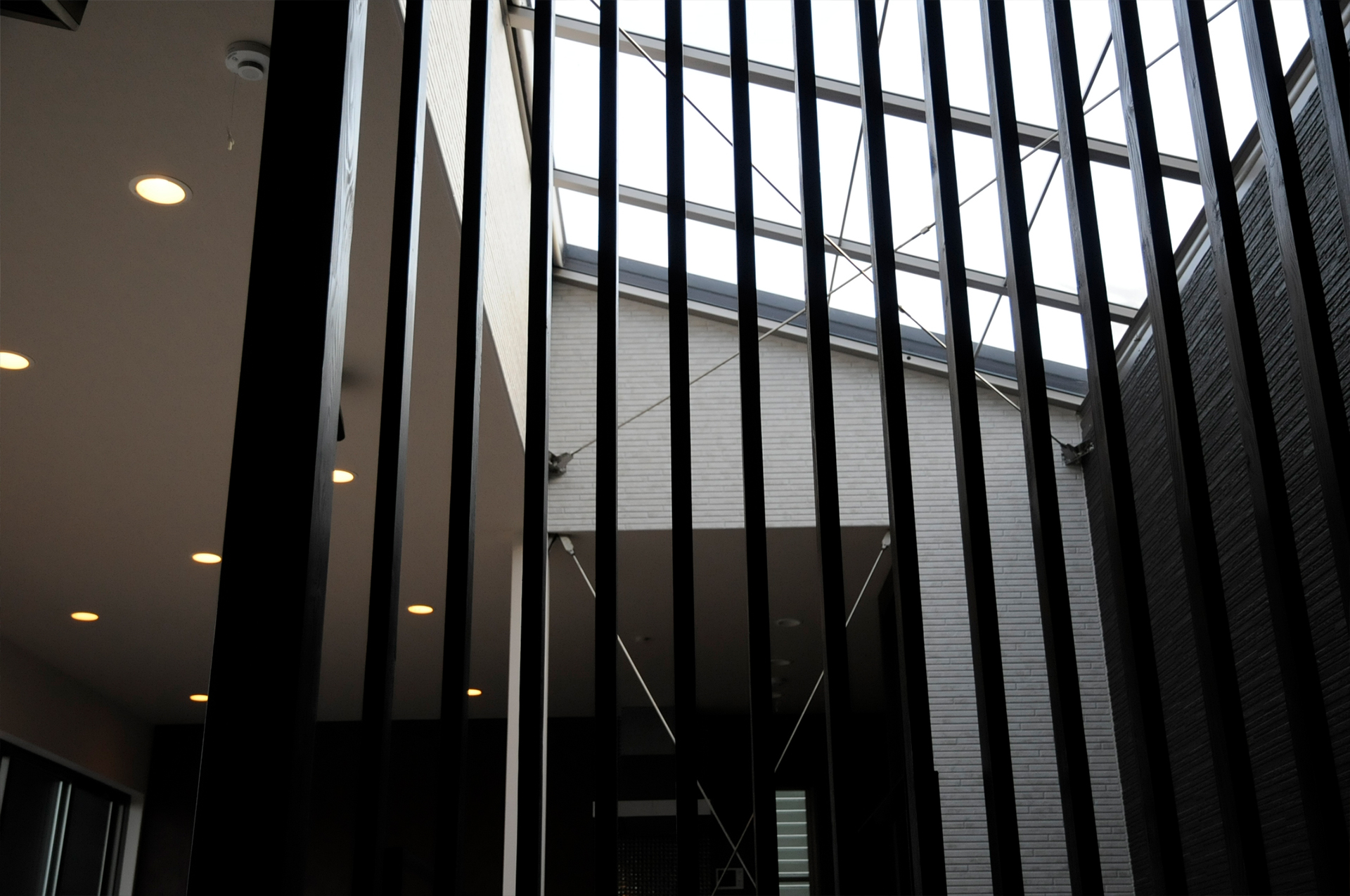 琵琶湖と暮らす——水と光が巡る、和モダンの邸宅・特注の天窓