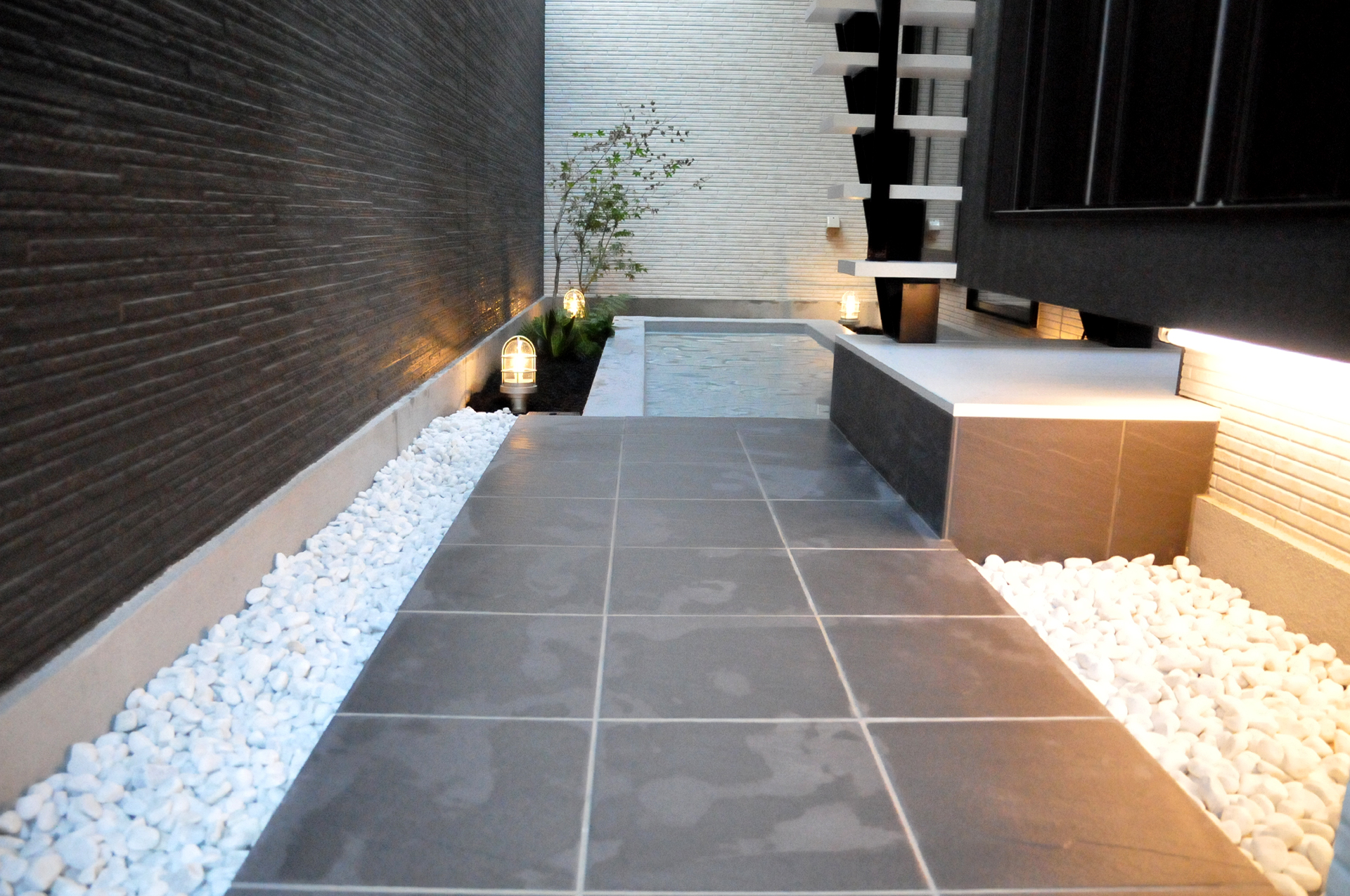 琵琶湖と暮らす——水と光が巡る、和モダンの邸宅・タイル張りの床と壁が凛とした空気感を演出