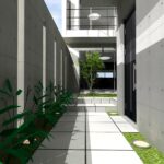 RC造注文住宅 6.5mの玄関アプローチ、特注のスライド門扉と格子。鉄骨角パイプをベースフレームでフラットバーの厚さ6㎜を格子状で門扉を制作、鉄板で制作した引手にはシリンダー鍵を埋め込み防犯性能をUP!