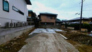 滋賀県大津市稲葉台の注文住宅・基礎掘削完了後に砕石、転圧、防湿シート敷後に捨てコンクリートを打設