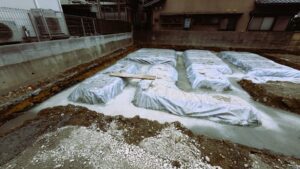滋賀県大津市稲葉台の注文住宅・基礎掘削完了後に砕石、転圧、防湿シート敷後に捨てコンクリートを打設