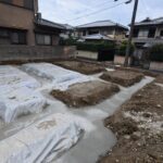 滋賀県大津市稲葉台の注文住宅・基礎掘削完了後に砕石、転圧、防湿シート敷後に捨てコンクリートを打設