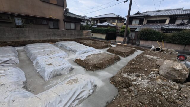 滋賀県大津市稲葉台の注文住宅・基礎掘削完了後に砕石、転圧、防湿シート敷後に捨てコンクリートを打設