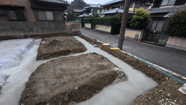 滋賀県大津市稲葉台の注文住宅・基礎掘削完了後に砕石、転圧、防湿シート敷後に捨てコンクリートを打設