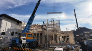 吹き抜け階段・回遊動線・プライベート感を高めたパティオを取り入れた滋賀県大津市稲葉台の完全オーダーメイドの家・上棟致しました！