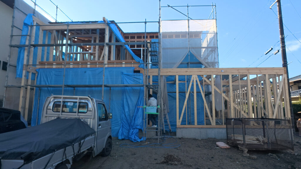 滋賀県大津市稲葉台の注文住宅、工事中、基礎、屋根、外壁